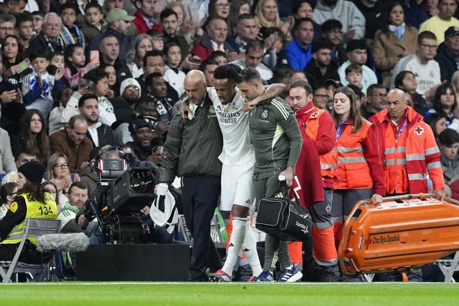 Eder Militao se marcha lesionado del Real Madrid-Celta (Foto: Europa Press).