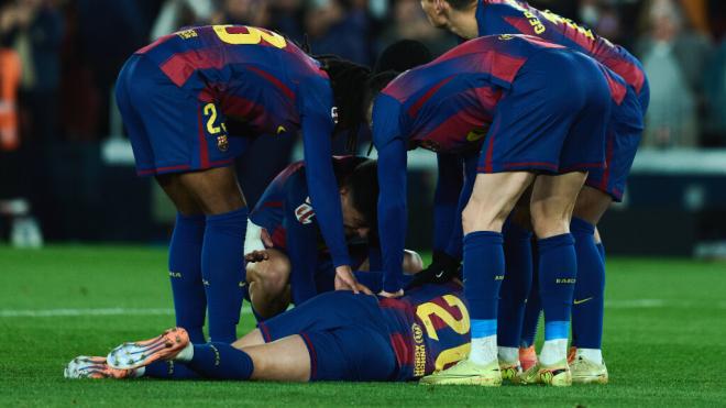 Los jugadores del Barcelona se interesan por Dani Olmo que se duele del hombro (foto: Cordon Press)