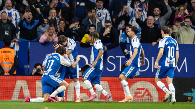 Roberto Fernández celebra con sus compañeros su gol con el Espanyol ante el Rayo (foto: LALIGA).