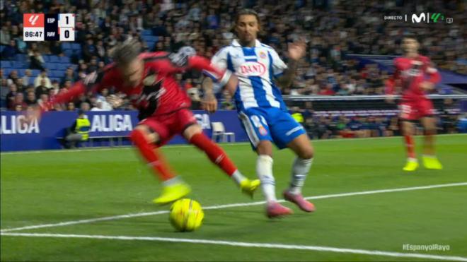 Pep Chavarría es derribado por Dolan y el jugador del Espanyol es expulsado (foto: Movistar).