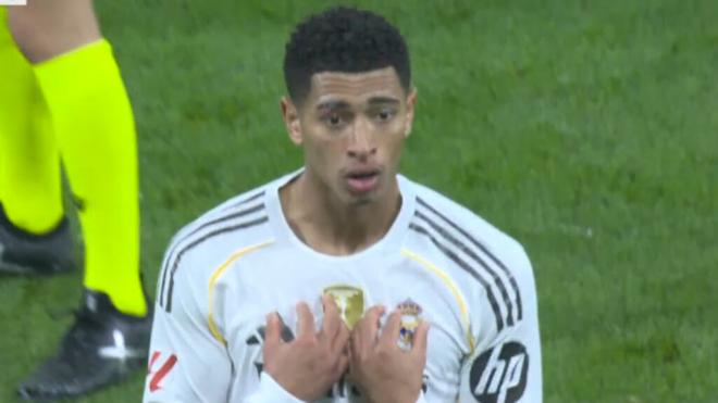 Jude Bellingham queda perplejo tras recibir la amarilla (captura: Movistar).