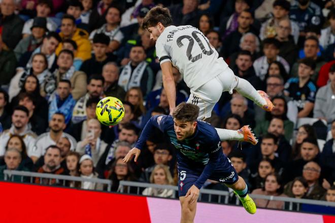 Fran García salta a por un balón en el Real Madrid-Celta (Foto: EFE).
