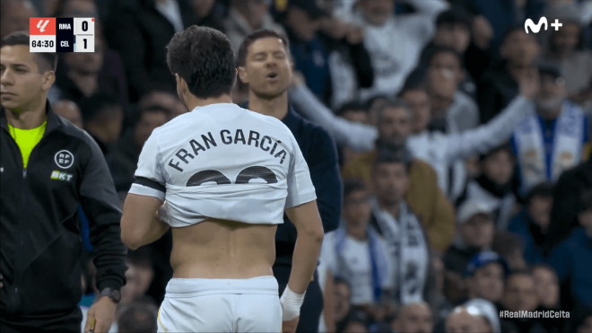 Xabi Alonso se queja ante Fran García por su expulsión en el Real Madrid-Celta (Foto: EFE).