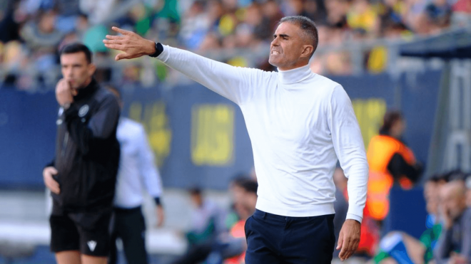 Gaizka Garitano, durante el Cádiz-Racing (Foto: LaLiga).