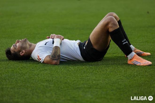 Hugo Duro tumbado sobre el césped