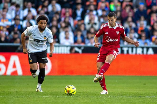 César Azpilicueta, ante el Valencia (Foto: Cordon Press).