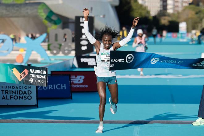 Jepkosgei gana el Maratón Valencia