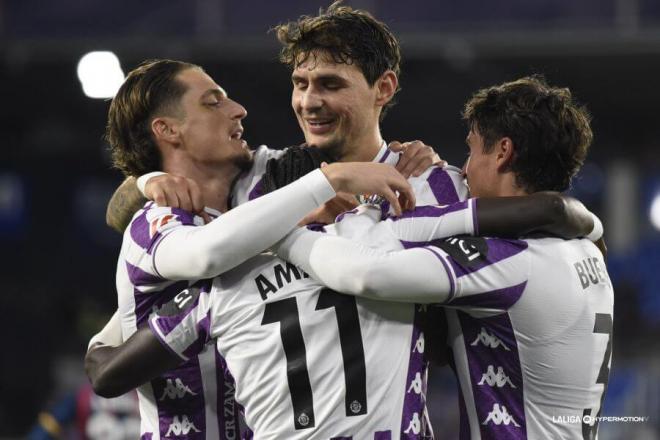 Jugadores del Real Valladolid celebran en el gol de Amath ante el Huesca en El Alcoraz.