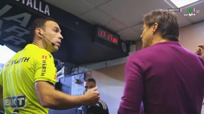 La bronca de Matías ALmeyda con el colegiado.