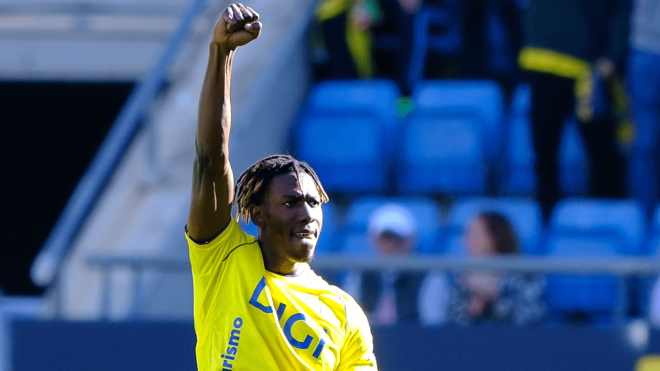 Dawda Camara celebra un gol en el Cádiz-Racing (Foto: LaLiga).