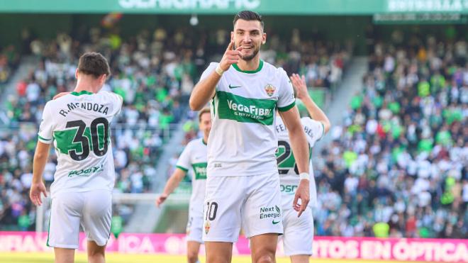 Rafa Mir celebrando uno de sus goles ante el Elche (Europa Press)