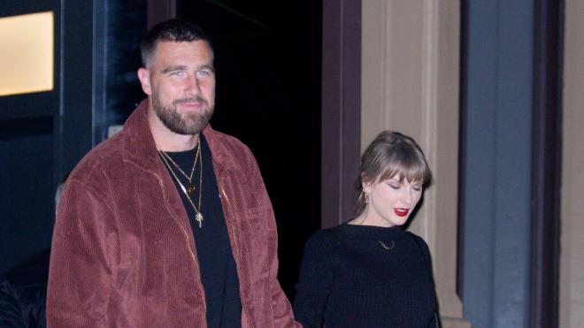 Taylor Swift Travis Kelce saliendo de un evento (Cordon Press)