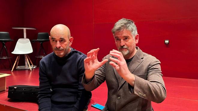 Mikel Urdangarin junto a Unai Basurko, protagonistas de la película 'Itsasora' exhibida en el Euskalduna (Foto: ElDesmarque Bizkaia).
