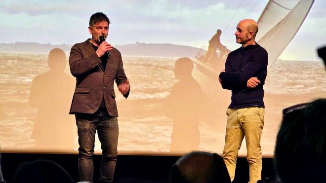 Risas, complicidad y buen humor entre Mikel Urdangarin y Unai Basurko en el escenario del Mendi Film Festival del Palacio Euskalduna de Bilbao (Foto: ElDesmarque).