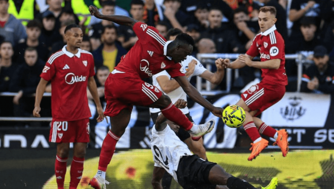 Akor Adams, durante el Valencia - Sevilla (Foto: LALIGA).