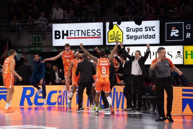 Canasta de Kam Taylor para la victoria del Valencia Basket