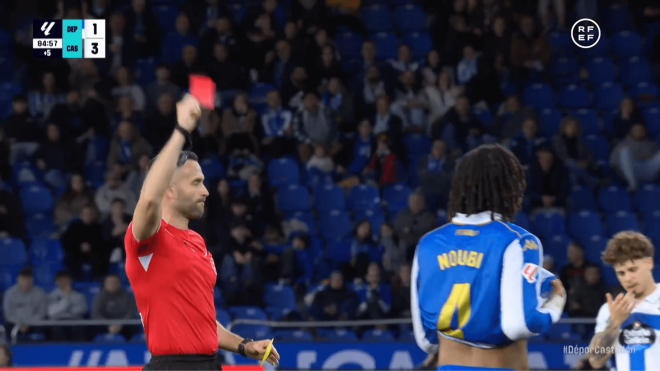 El colegiado le muestra la cartulina roja a Noubi.
