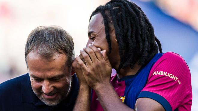 Jules Koundé y Hansi Flick en un partido con el Barça (Europa Press)