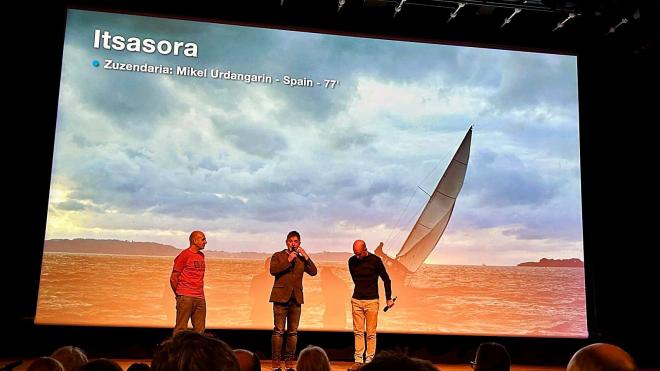 Aitor Elduaien, Mikel Urdangarin y Unai Basurko cautivaron a los asistentes desde el escenario del Mendi Film Festival (Foto: ElDesmarque).