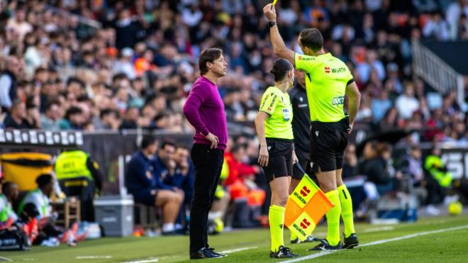 Cuadra Fernández, amonestando a Matías Almeyda (Foto: Cordon Press).