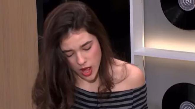 Cristina, cantando el himno del centenario del Sevilla.