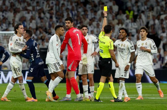 Quintero González amonesta a Rodrygo en el Real Madrid-Celta (Foto: EFE).