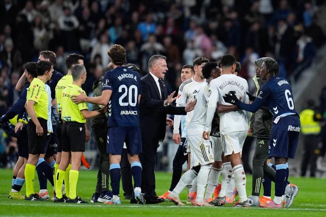 Las protestas de los jugadores del Real Madrid tras caer ante el Celta (Foto: Europa Press).