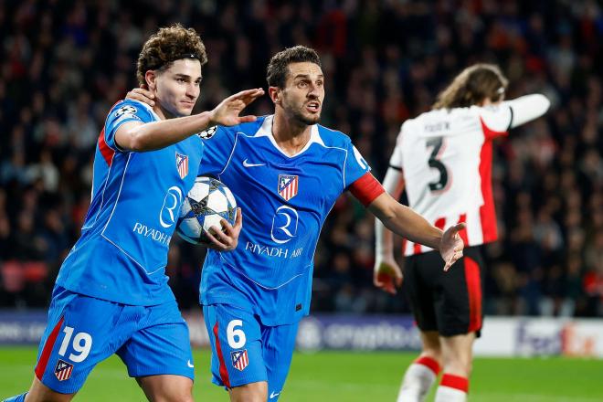Julián Álvarez y Koke celebran un gol al PSV (Foto: Cordon Press).