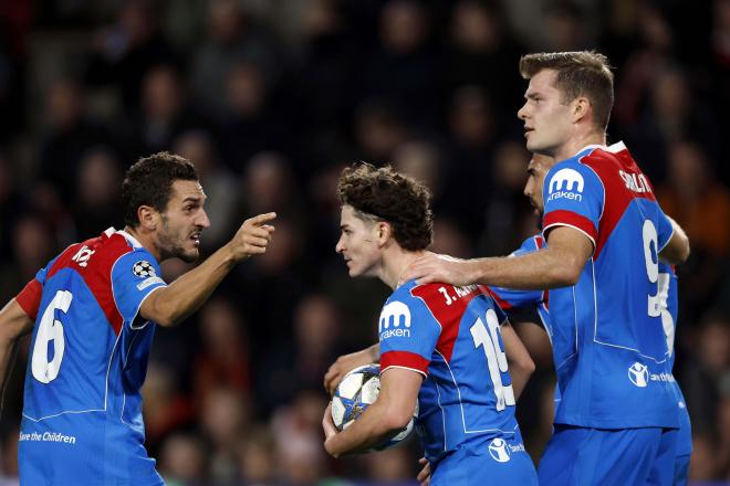 Los jugadores del Atlético celebran un gol ante el PSV (Foto: EFE).