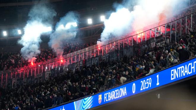 Los aficionados del Frankfurt en el Camp Nou (Cordon Press)