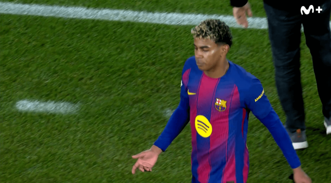 Lamine Yamal, descontento con su cambio ante el Eintracht. (Foto: Movistar)