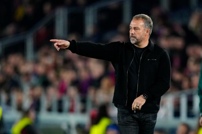 Hansi Flick da indicaciones ante el Eintracht. (Foto: EFE)