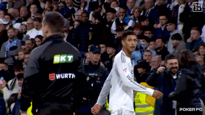 Jude Bellingham se dirige al cuarto árbitro en el Real Madrid-Celta.