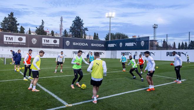 Mouctar Diakhaby, derecha, entrena con el grupo (Foto: Valencia CF)