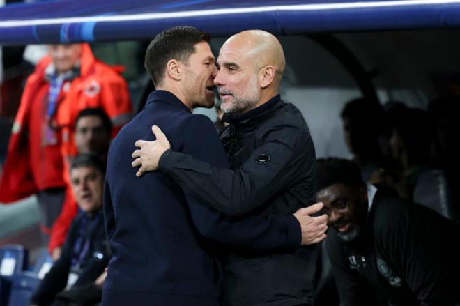 Xabi Alonso y Pep Guardiola se abrazan en el Bernabéu. (Foto: EFE)