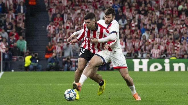 Jesús Areso y Kvaratskhelia del PSG en Champions en San Mamés (Foto: Athletic Club).