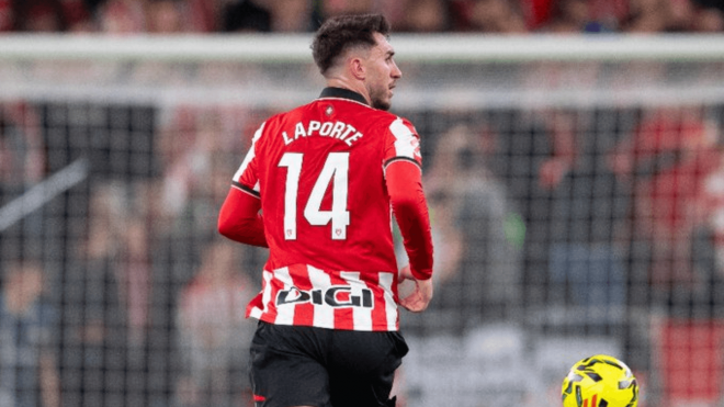 Despeje de Aymeric Laporte ante el Real Madrid en San Mamés (Foto: Athletic Club).