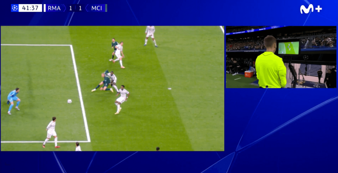 Captura de Movistar del penalti de Rudiger sobre Haaland.