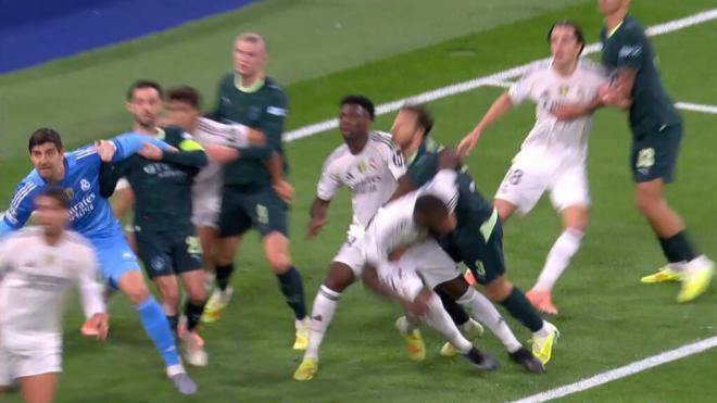 Bernardo Silva agarra a Courtois (Movistar+)