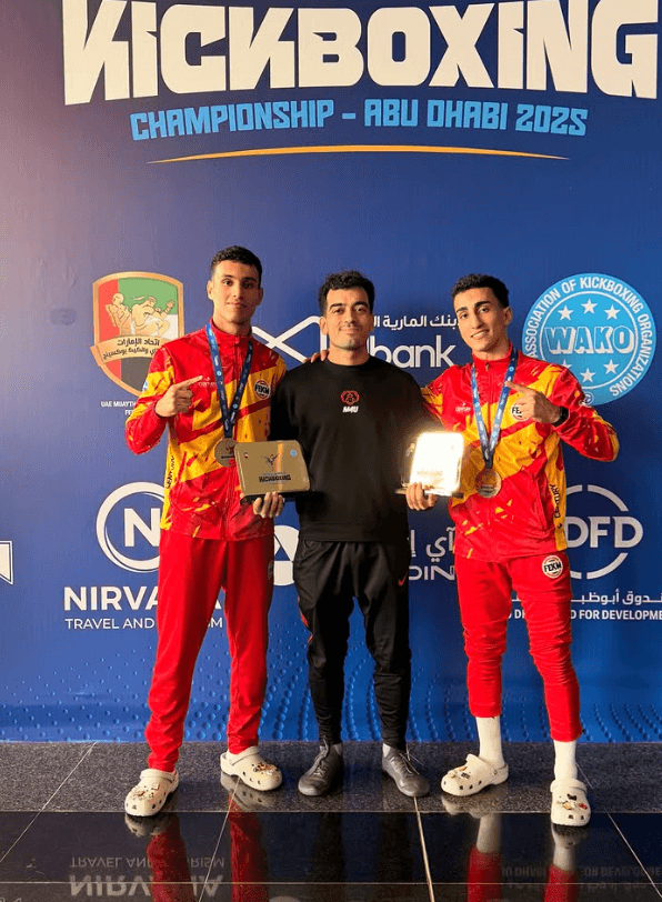 Los hermanos Talhaoui Kabil recibiendo un premio. Fuente @yassine_tae