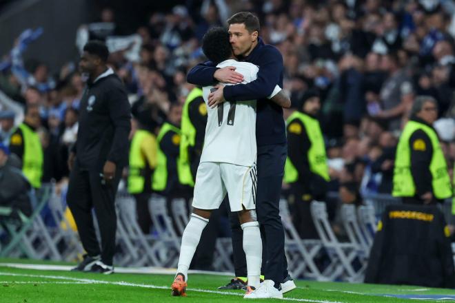 Rodrygo y Xabi Alonso se abrazan en el Real Madrid-Manchester City (EFE)