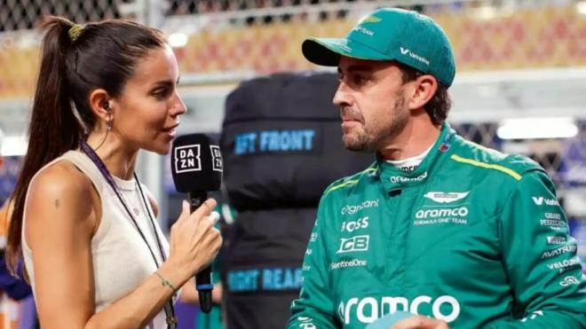 Fernando Alonso y Melissa Jiménez, en un Gran Premio de Fórmula 1 (Foto: DAZN).