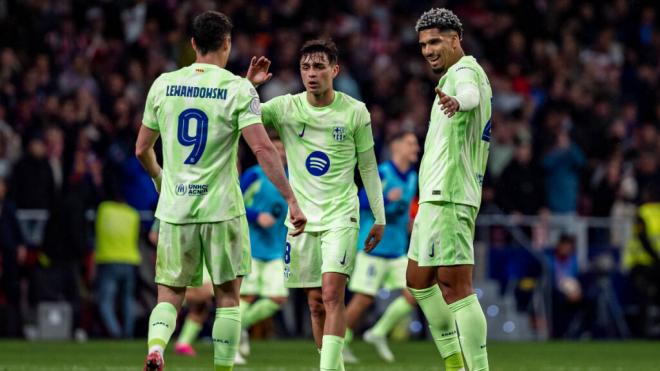 Pedri y Araujo saludan a Lewandowski (Foto: Cordon Press)