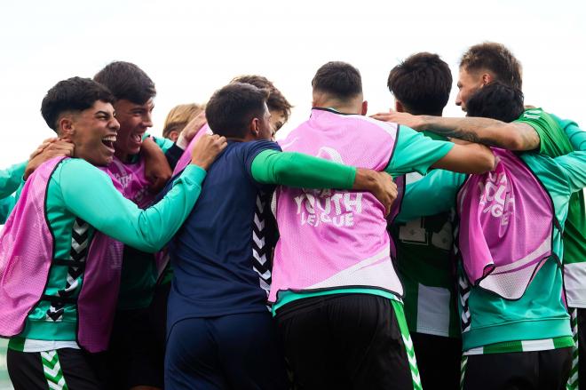 Los jugadores del Real Betis celebran un gol en la Youth League (Foto: RBB)