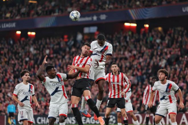 Gorka Guruzeta batalla en San Mamés ante el PSG en la UEFA Champions League (Foto: Giovanni Batista).