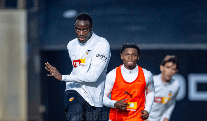 Mouctar Diakhaby ya se entrenó este lunes. Javi Guerra no estaba (Foto: Valencia CF)