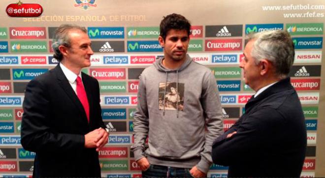 El asturiano, en la izquierda, junto a Diego Costa y el doctor Villalón.