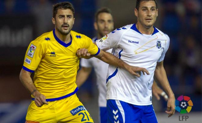 Sergio Prendes, a la izquierda, en un partido con el Alcorcón.