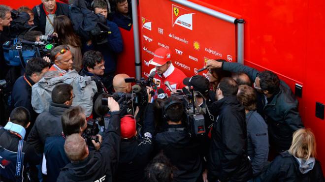 Alonso, respondiendo a los medios. (FOTO: Ferrari).