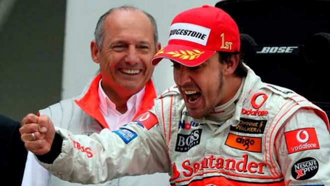 El asturiano, celebrando una victoria en su primera etapa en McLaren.